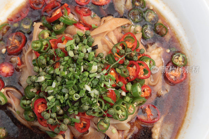 Duck intestines with hot chili sauce (椒汁鸭肠)